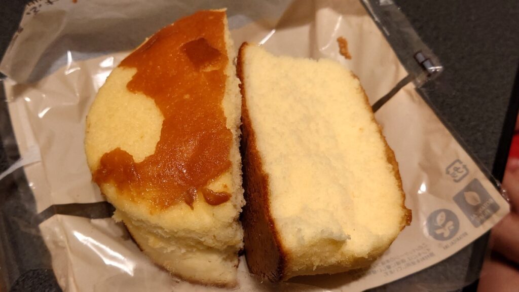 セブンのふわふわ食感大きなシフォンケーキ　半分に割ってみた